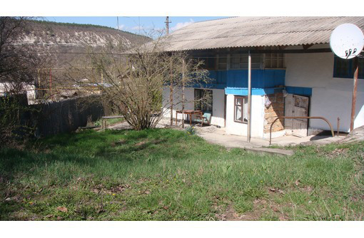 В центре села Новоульяновка продается старый 2-хэтажный дом.170 кв. м. - Дома в Бахчисарае