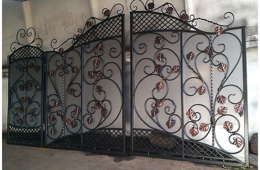 Распашные ворота въездные - стоимость изготовления с калиткой.