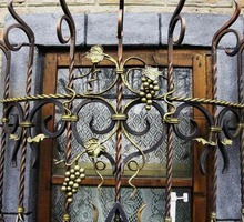 Кованые и простые металлические решетки на окна, ворота - Металлические конструкции в Феодосии