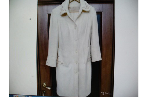 Продается элегантное женское пальто с вышивкой - Женская одежда в Севастополе