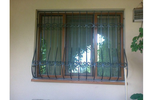 Двери входные металлические бронированные, решётки на окна и двери - Металлические конструкции в Евпатории