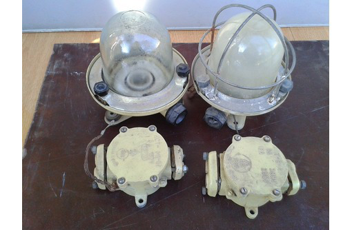 Два герметичных светильника и 2 коробки - Продажа в Севастополе