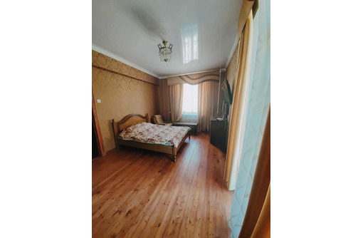 Продам  крупногабаритную 3- комнатную квартиру в центре Севастополя - Квартиры в Севастополе