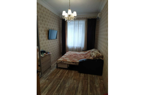 Продается 2 комнатная Сталинка на 1этаже 3-х этажного дома по адресу Адмирала Макарова 2 - Квартиры в Севастополе