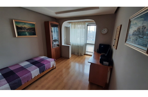 Продам просторную 3- комнатную квартиру вблизи центра города Севастополя с ремонтом! - Квартиры в Севастополе