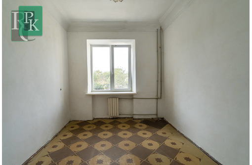Продается  комната, в трёх комнатной  квартире на северной стороне. - Комнаты в Севастополе