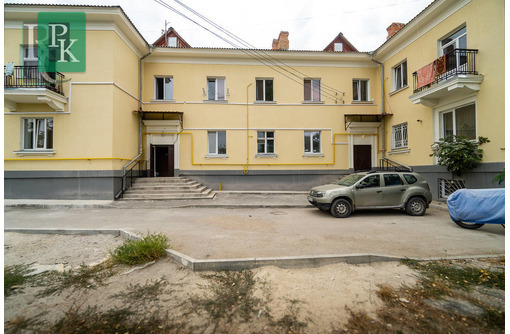 Продается  комната, в трёх комнатной  квартире на северной стороне. - Комнаты в Севастополе