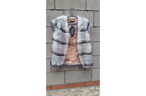 Продается пушистый жилет из искусственного меха - Женская одежда в Севастополе