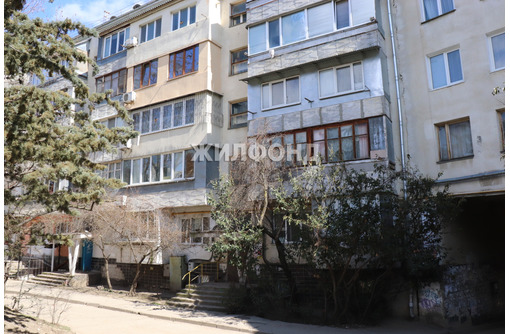 Продам 3-к квартиру 70.00м² 2/5 этаж - Квартиры в Алуште