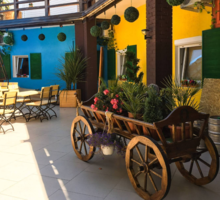 Дизайн летнего кафе сделан на основе ярких акцентов, присущих культуре Сальвадора - Дизайн интерьеров в Крыму