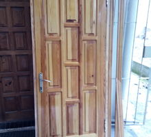Дверь деревянную филенчатую с коробкой, с петлями - Входные двери в Севастополе