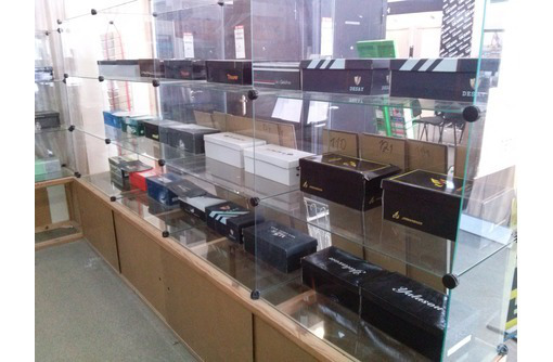 Продам торговые стеклянные витрины-кубы и металлические стелажи недорого - Продажа в Севастополе