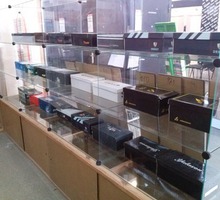 Продам торговые стеклянные витрины-кубы и металлические стелажи недорого - Продажа в Севастополе