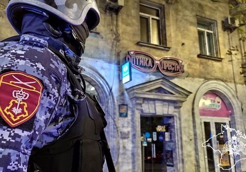 Разбил стеклянную дверь: житель Севастополя ограбил магазин «Оптики»