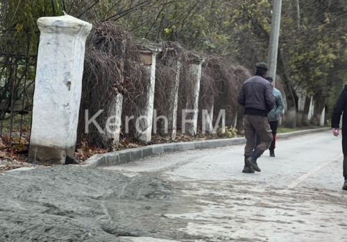 На Клинковского в Керчи рабочие вылили цемент прямо на дорогу