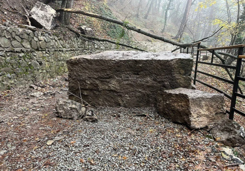 Обвал у водопада Учан-Су в Крыму: огромный кусок скалы упал на туристическую тропу