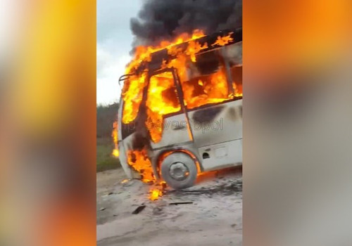 В Севастополе во время движения загорелся городской автобус