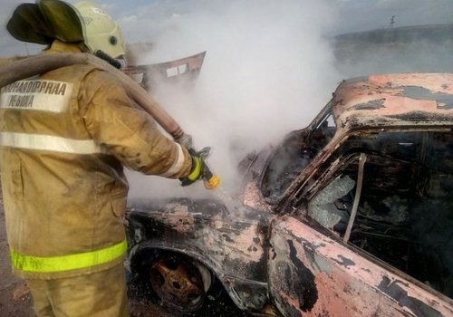 В Крыму во время движения загорелся автомобиль «Жигули»