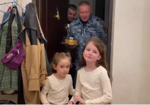 В Севастополе полицейские довезли в больницу ребенка и нашли мамин телефон