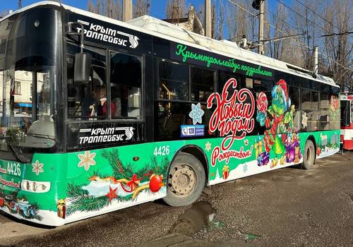 В трёх городах Крыма выходят на маршруты новогодние троллейбусы