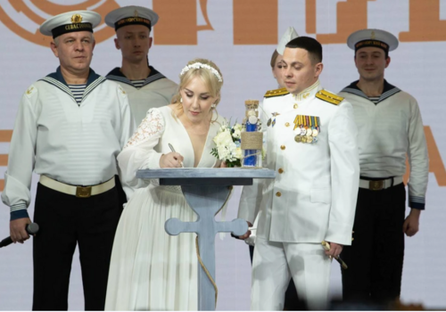 На выставке-форуме «Россия» севастопольцы отыграли флотскую свадьбу