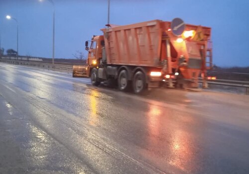 90 единиц спецтехники чистят и обрабатывают дороги Крыма