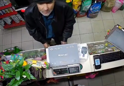 В Керчи похититель «копилки добра» попал на камеру