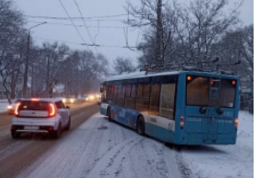 В Симферополе в районе улицы Арабатской троллейбус занесло за пределы проезжей части