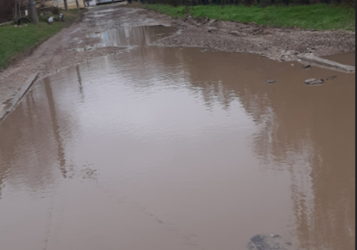 В Феодосии дорога к школе превратилась в непроходимое озеро ФОТО