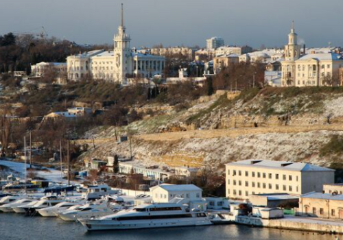 Паром и катер в Севастополе остановлены из-за непогоды