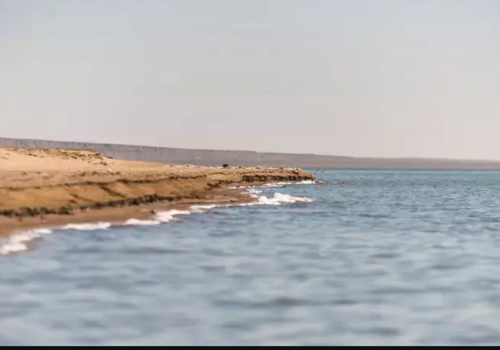 В Крыму женщину на плоту унесло от берега озера при попытке сделать селфи
