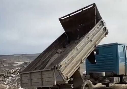В Феодосии грузовиками свозили мусор в лесную зону