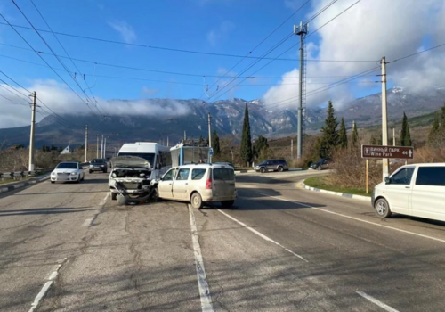 В Крыму столкнулись Renault, троллейбус и микроавтобус: пострадал один человек