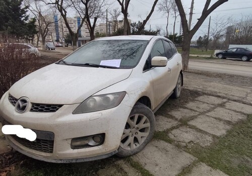 В Евпатории начали штрафовать любителей парковки на газонах
