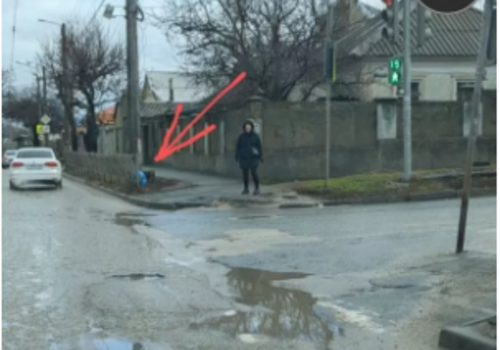 В соцсетях пристыдили жительницу Симферополя, бросившую на улице пакет с мусором