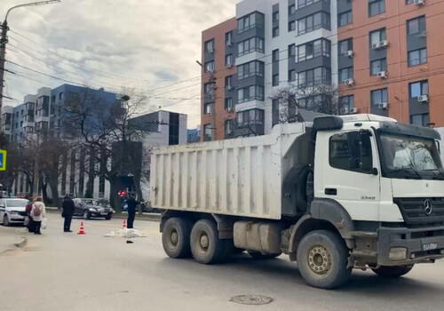 В Севастополе женщина погибла под колесами грузовика