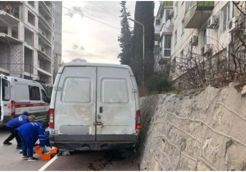 Микроавтобус без водителя сбил ребенка в Крыму