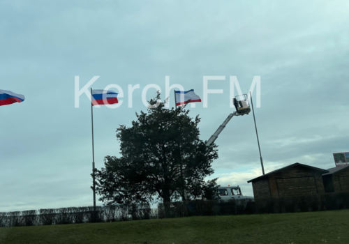 На въезде в Керчь поменяли флаги