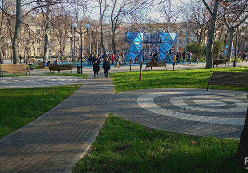 Комсомольский парк в Севастополе магически ветшает