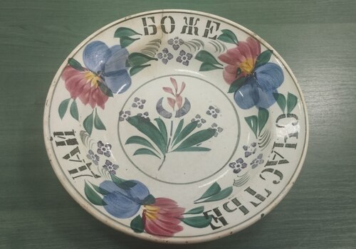 Фаянсовая тарелка 18 века пополнила коллекцию Крымского этнографического музея
