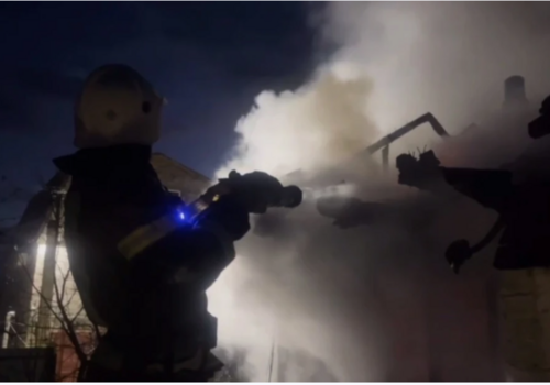 В Феодосии горела хозпостройка: пожар тушили 12 человек