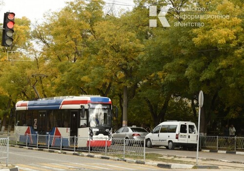 Евпаторийцев просят не парковать машины на трамвайных путях у обновленной набережной