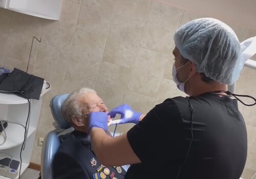 В Феодосии стоматологи бесплатно восстановили зубы ветерану Великой Отечественной войны
