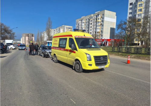 Есть пострадавший: в Крыму легковушка торпедировала машину скорой помощи