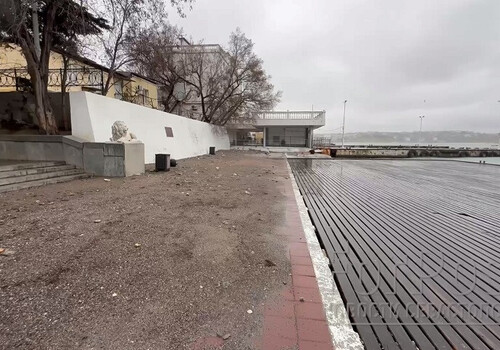 Разбитый штормом настил Графской пристани в Севастополе починили за два часа