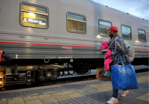 В отпуск едем в Крым: билеты на поезда раскупают, автотуристов ждет новая трасса