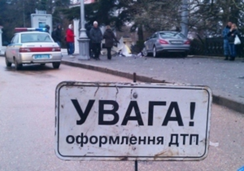 В Крыму Жигули врезались в толпу людей на остановке. Два человека погибли