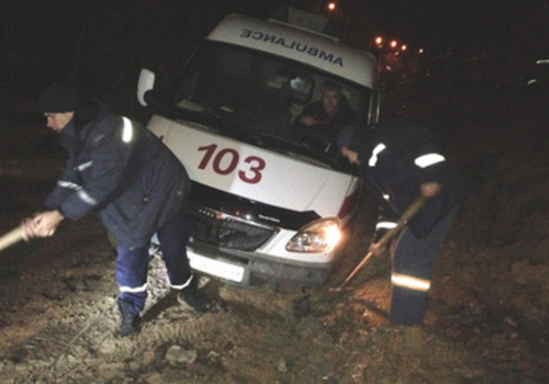Из-за шторма в Крыму в грязи застряли три "скорые", катафалк и два внедорожника