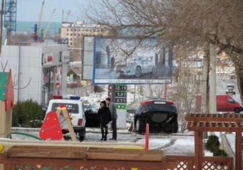 Неудачная парковка: в Севастополе иномарка улетела в клумбу с высоты (фото)