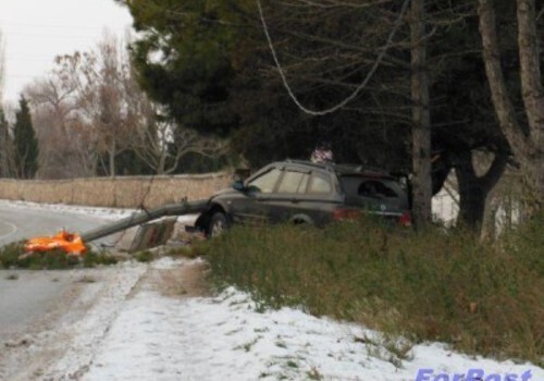 В Севастополе столб упал на иномарку (фото)